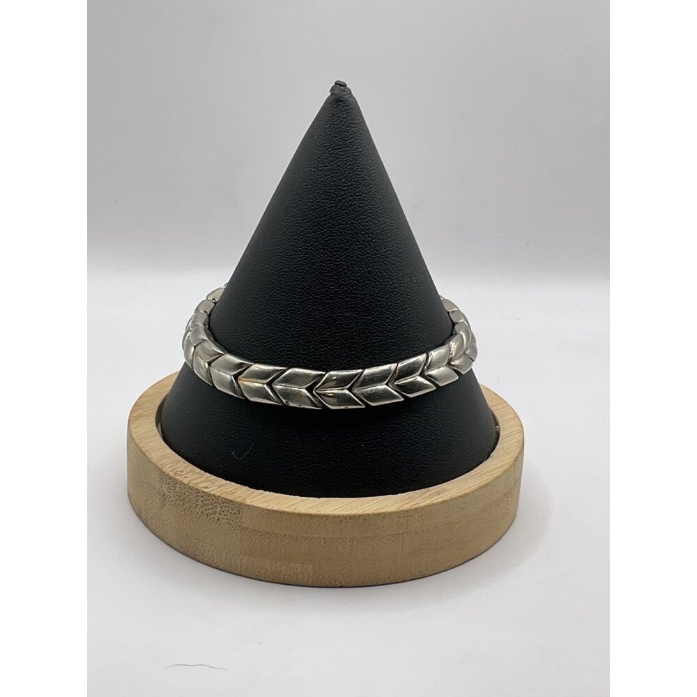 Silver Chevron Pattern Bracelet With Clasp Closure For Men